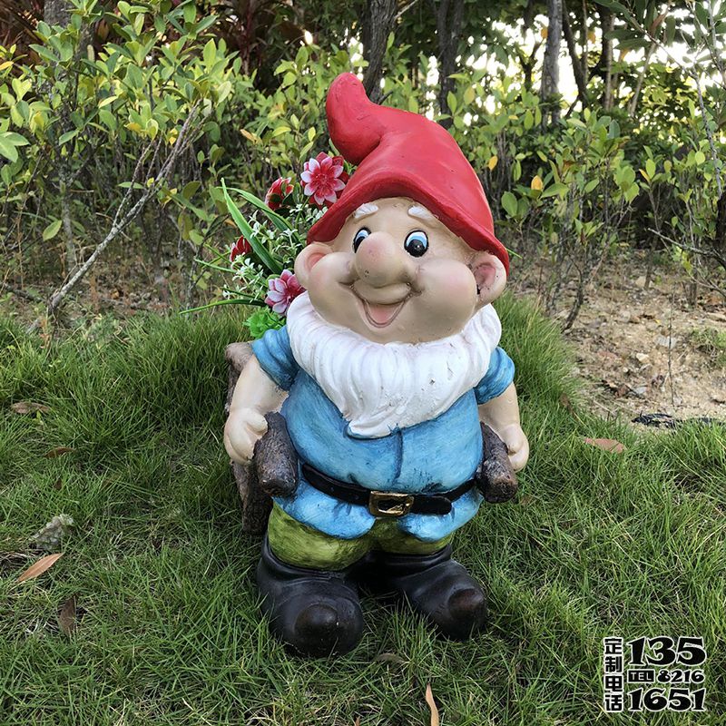 景區(qū)公園里擺放的一個戴帽的玻璃鋼彩繪卡通藍(lán)精靈雕塑 景區(qū)公園里擺放的一個戴帽的玻璃鋼彩繪卡通藍(lán)精靈雕塑