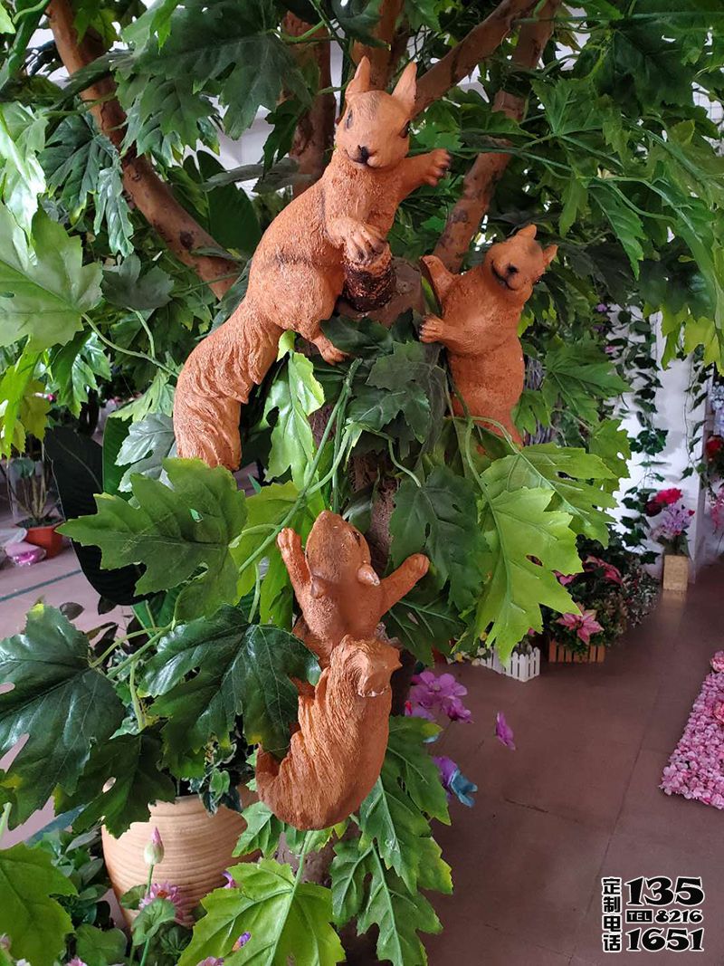 叢林樹上的三只玻璃鋼仿真動物松鼠雕塑 叢林樹上的三只玻璃鋼仿真動物松鼠雕塑
