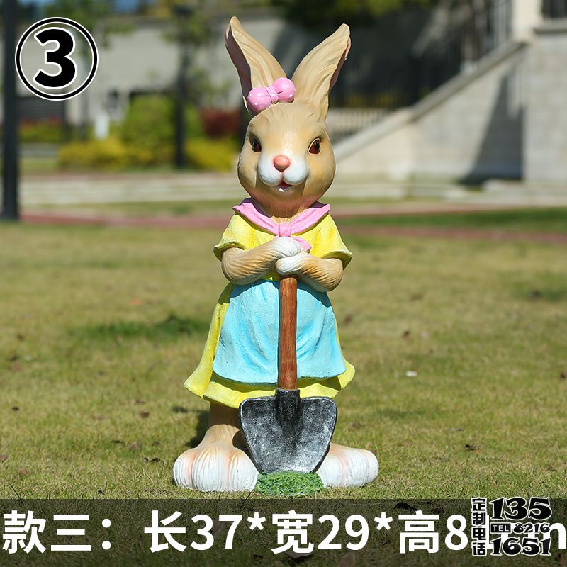 步行街一只拿鐵鍬的玻璃鋼卡通兔子雕塑  步行街一只拿鐵鍬的玻璃鋼卡通兔子雕塑