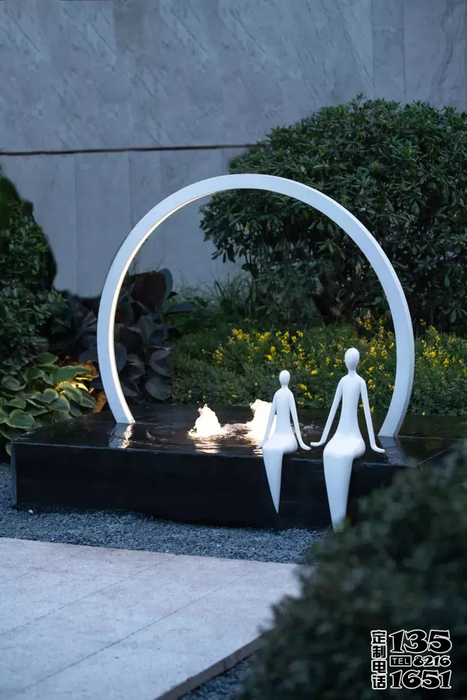 別墅小區(qū)創(chuàng)意景觀玻璃鋼池塘邊上坐著的人物雕塑 別墅小區(qū)創(chuàng)意景觀玻璃鋼池塘邊上坐著的人物雕塑