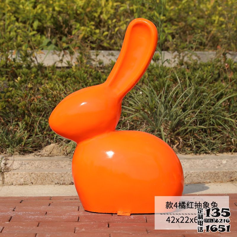公園一只抽象玻璃鋼橘色兔子雕塑 公園一只抽象玻璃鋼橘色兔子雕塑