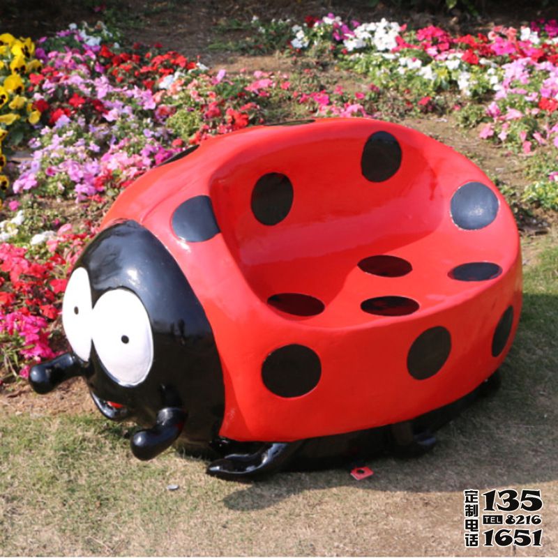 公園里擺放的玻璃鋼彩繪七星瓢蟲雕塑 公園里擺放的玻璃鋼彩繪七星瓢蟲雕塑