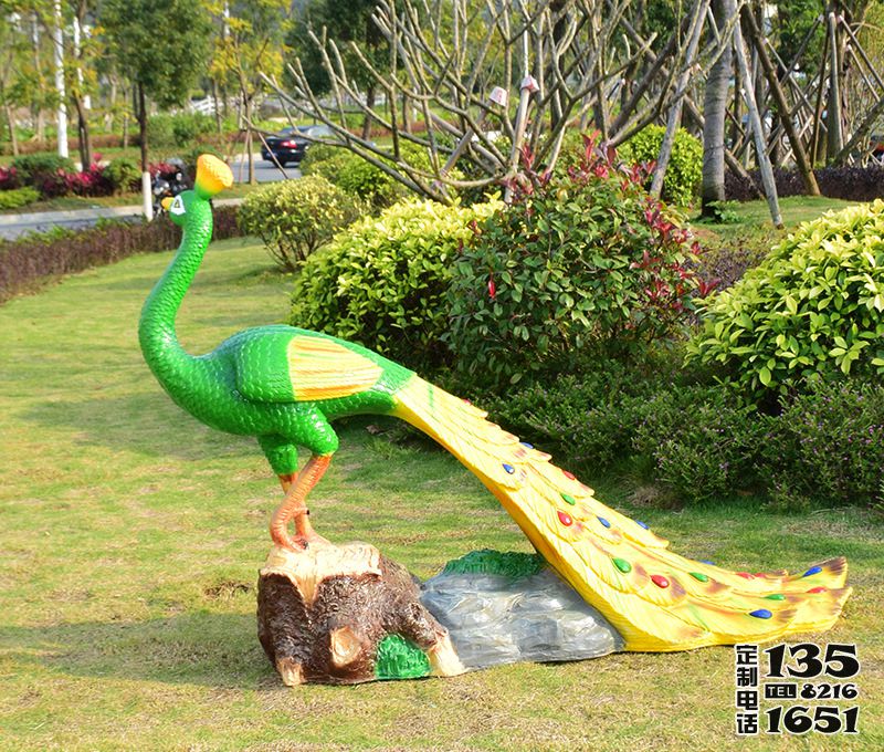 公園里一只散步的玻璃鋼彩繪孔雀雕塑 公園里一只散步的玻璃鋼彩繪孔雀雕塑