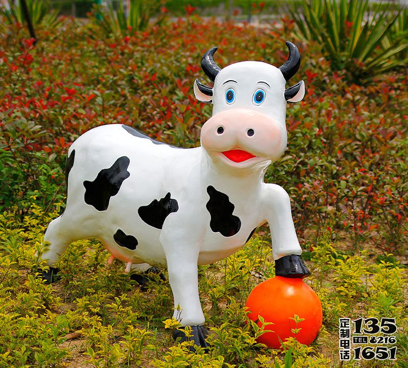 花園踩著球的玻璃鋼卡通奶牛雕塑 花園踩著球的玻璃鋼卡通奶牛雕塑