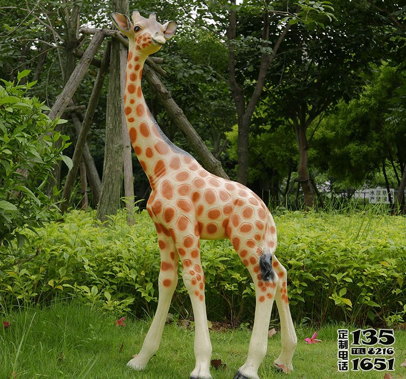 公園草坪玻璃鋼彩繪長頸鹿雕塑 公園草坪玻璃鋼彩繪長頸鹿雕塑