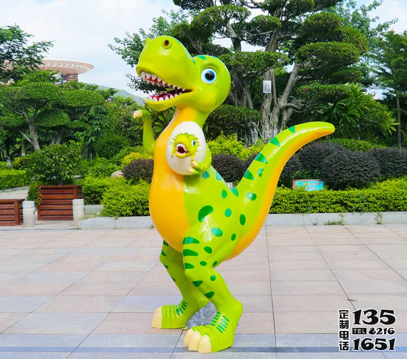 公園玻璃鋼綠色的拿蛋恐龍雕塑 公園玻璃鋼綠色的拿蛋恐龍雕塑