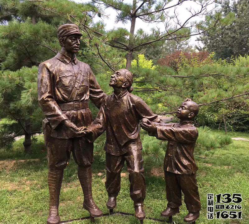 景區(qū)玻璃鋼仿銅老人慰問(wèn)八路軍雕塑 景區(qū)玻璃鋼仿銅老人慰問(wèn)八路軍雕塑