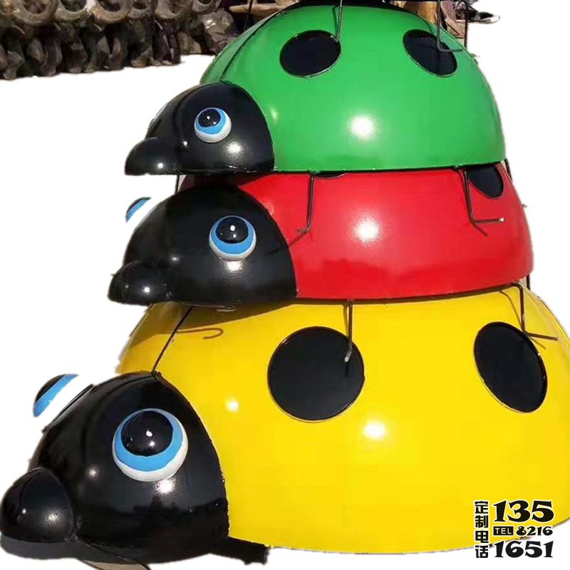 公園里擺放的疊羅漢的玻璃鋼彩繪七星瓢蟲雕塑 公園里擺放的疊羅漢的玻璃鋼彩繪七星瓢蟲雕塑