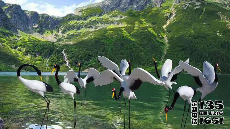 池塘中一群玩耍的玻璃鋼仿真仙鶴雕塑 池塘中一群玩耍的玻璃鋼仿真仙鶴雕塑