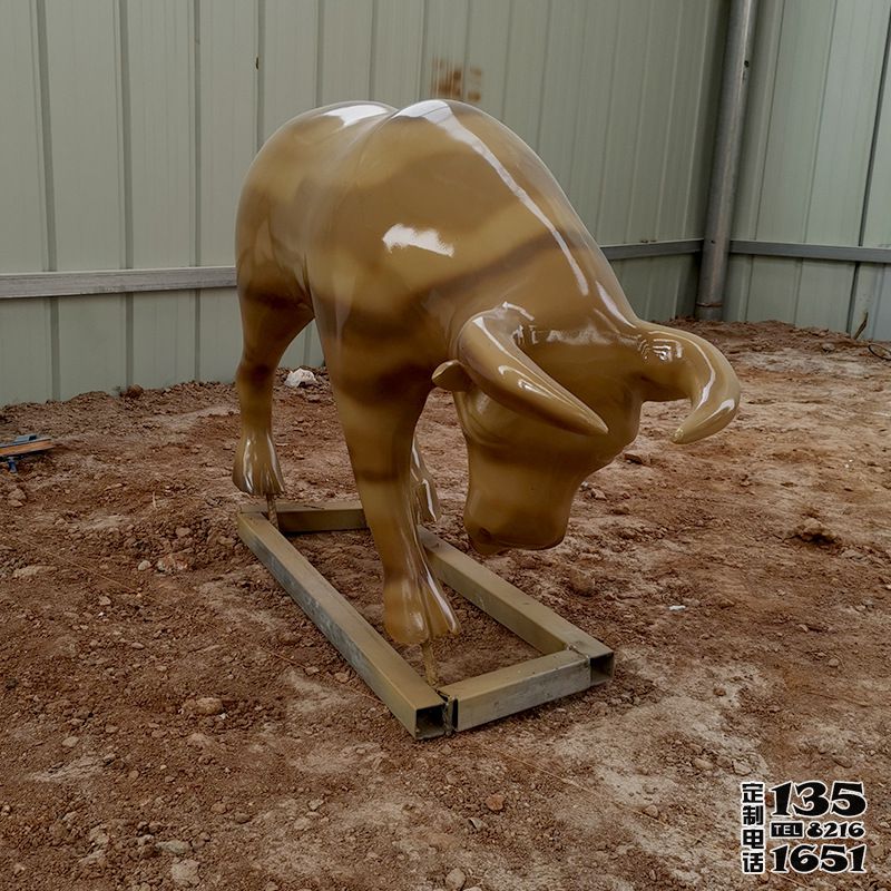 城市街道擺放的玻璃鋼奮進華爾街牛雕塑 城市街道擺放的玻璃鋼奮進華爾街牛雕塑