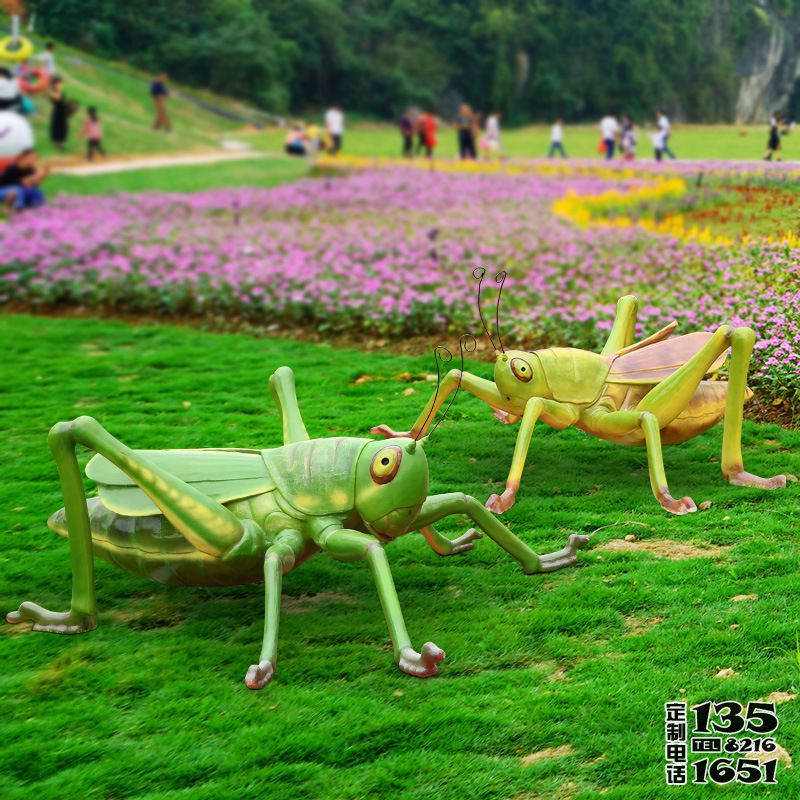 公園草坪擺放的兩只玻璃鋼彩繪蚱蜢雕塑 公園草坪擺放的兩只玻璃鋼彩繪蚱蜢雕塑