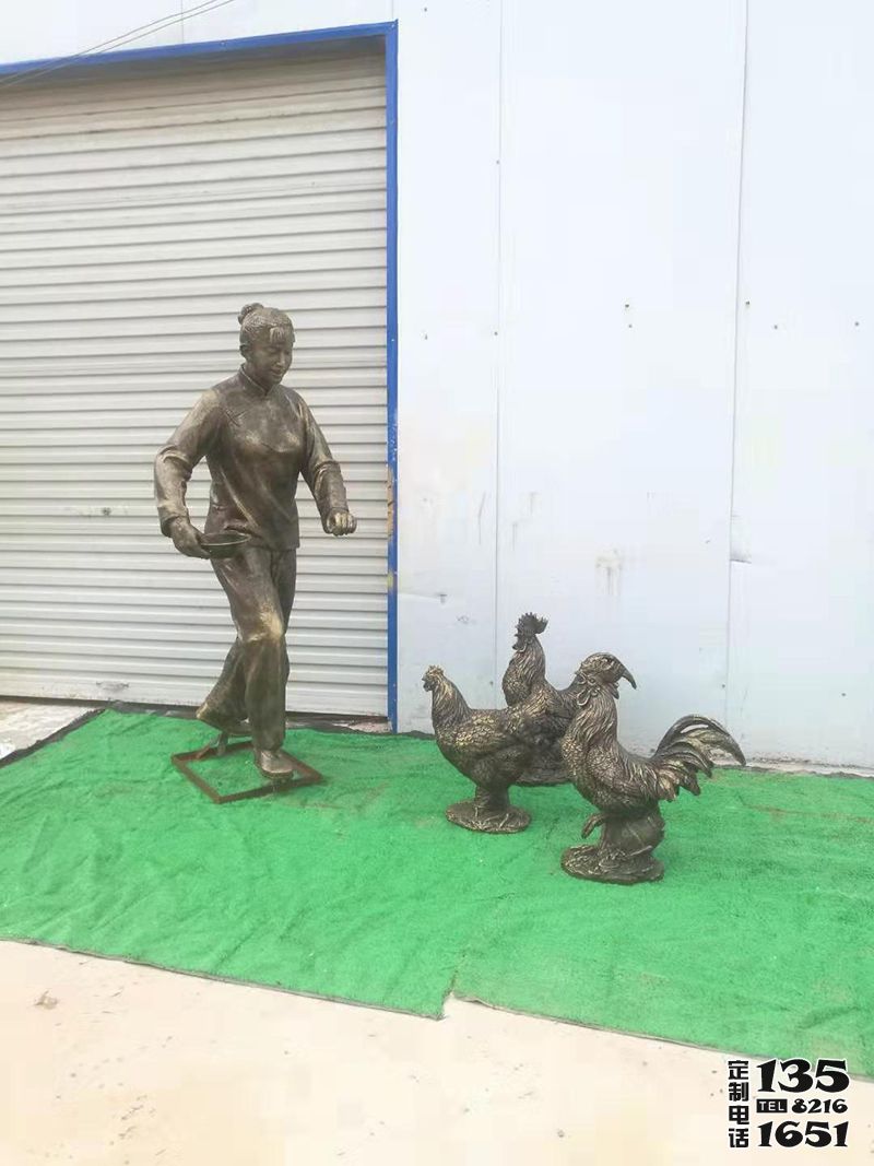 民俗戶外庭院玻璃鋼仿銅喂雞雕塑 民俗戶外庭院玻璃鋼仿銅喂雞雕塑