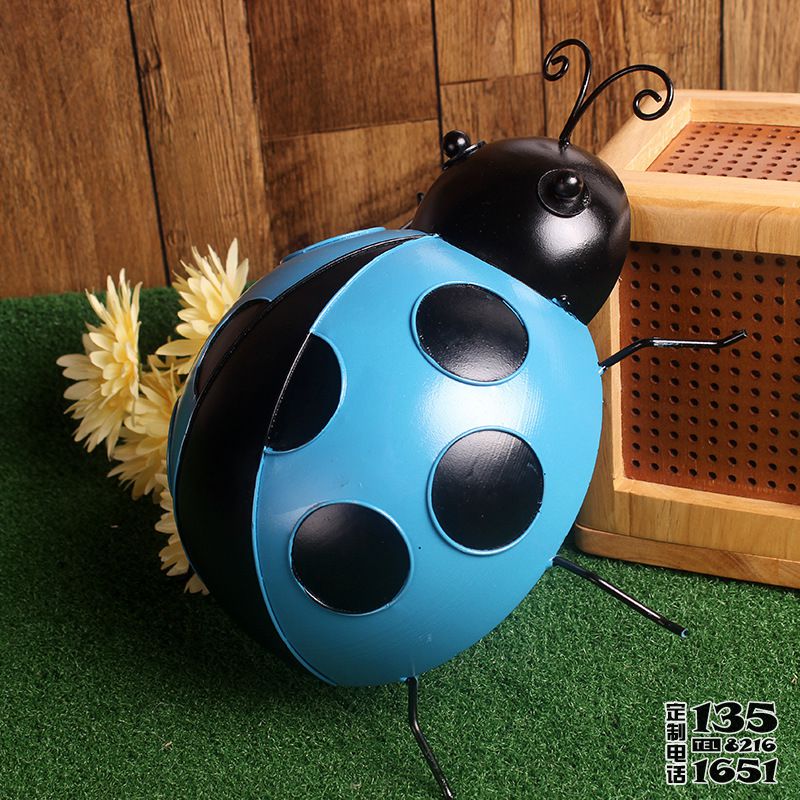 室內(nèi)擺放的淺藍(lán)色的玻璃鋼仿真七星瓢蟲雕塑 室內(nèi)擺放的淺藍(lán)色的玻璃鋼仿真七星瓢蟲雕塑