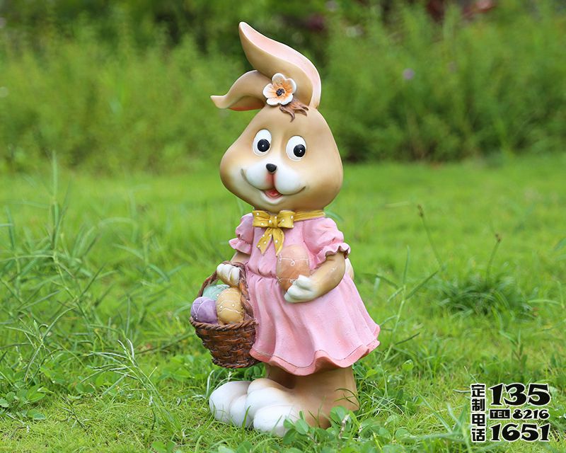 草坪一只提籃子的玻璃鋼卡通兔子雕塑 草坪一只提籃子的玻璃鋼卡通兔子雕塑