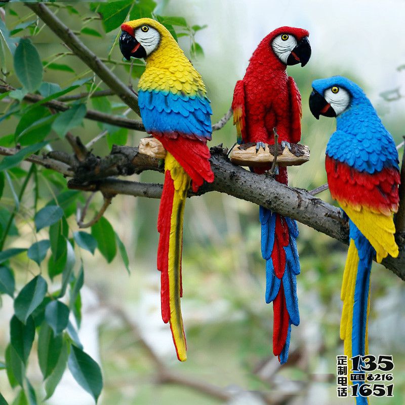 森林樹(shù)枝上的玻璃鋼彩繪仿真鸚鵡雕塑 森林樹(shù)枝上的玻璃鋼彩繪仿真鸚鵡雕塑
