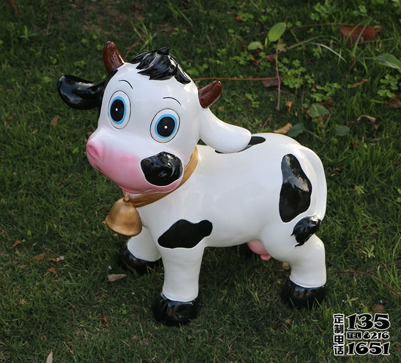 幼兒園玻璃鋼卡通小奶牛雕塑 幼兒園玻璃鋼卡通小奶牛雕塑