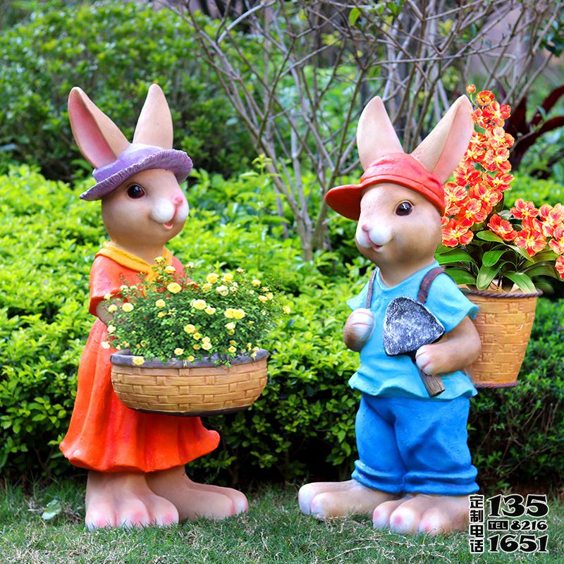 公園草坪玻璃鋼勞動(dòng)的卡通兔子雕塑 公園草坪玻璃鋼勞動(dòng)的卡通兔子雕塑